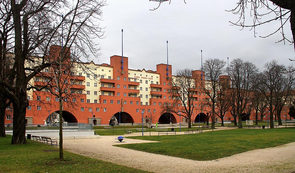 Pohled na vnitřní část bloku z náměstí 12. února. Karl-Marx-Hof je pro svoji originalitu těžko zařaditelnou stavbou rakouské moderny.