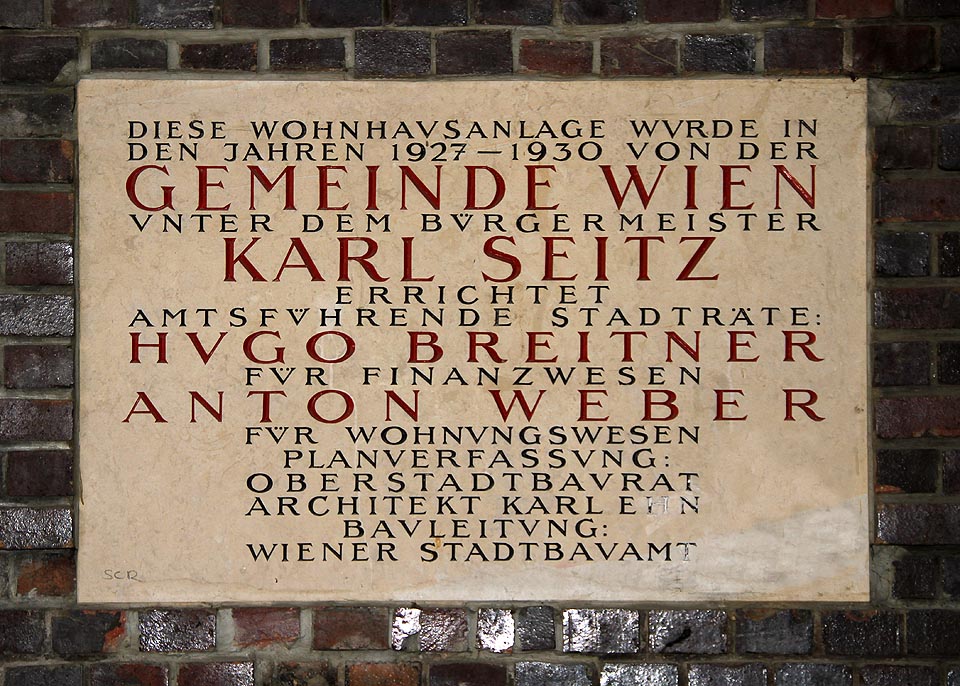 Pamětní deska v průchodu do severního vnitrobloku, na které se lze dočíst jméno architekta a vrchního městského stavebního rady Karla Ehna.
