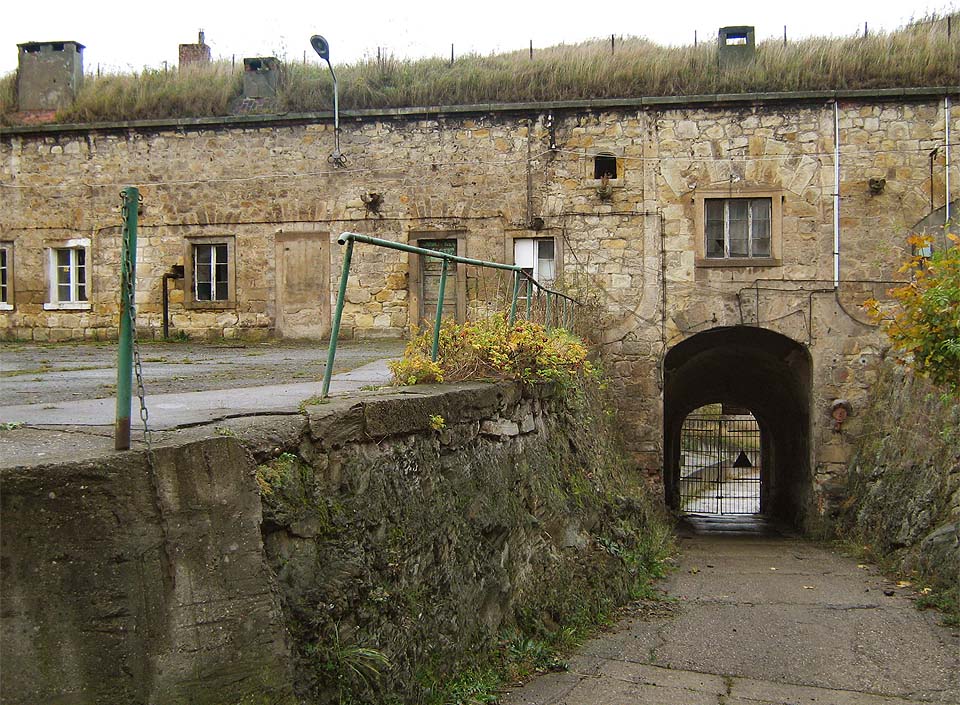 Velká část pevnosti a bývalé věznice zůstává nevyužita a pokud zná člověk cestu, lze do ní proniknout a objevovat starobylé, vojensky strohé stavby.