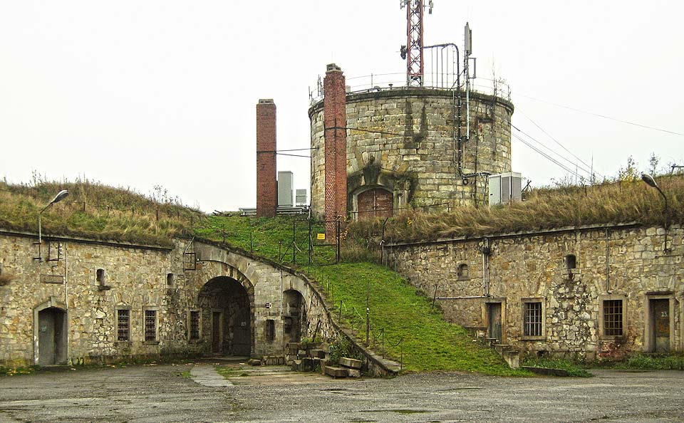 Válcová věž v jižním cípu donžonu je jednou z nejhezčích částí pevnosti.