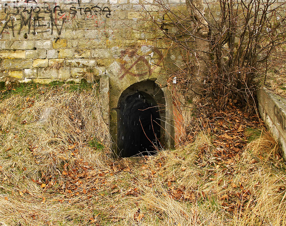 Nejvýchodnější bastion je opuštěný. Temný otvor zve do útrob podzemního labyrintu.