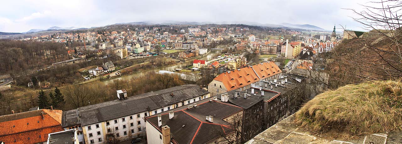 Pohled na Kladsko z Góry Fortecznej neboli pevnostní hory, na které stojí barokní pevnost.