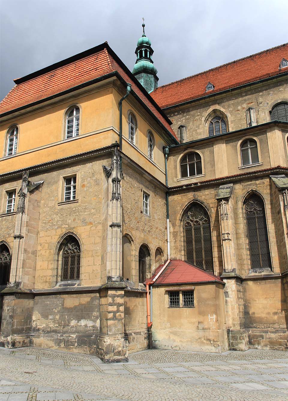 Kostel nejsvětšjší panny Marie pochází z 12. století a jeho stavbu schválil Jindřich Břetislav, český kníže a současně pražský biskup.