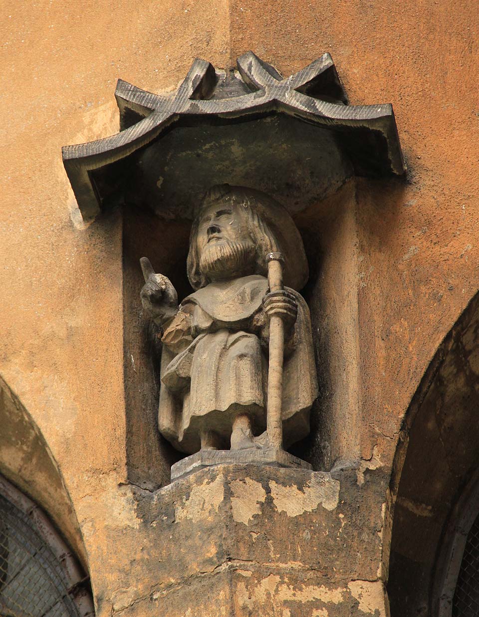 Arnošt z Pradubic, který v Kladsku prožil dětství, se stal ve 14. století posledním pražským biskupem a následně prvním českým arcibiskupem.