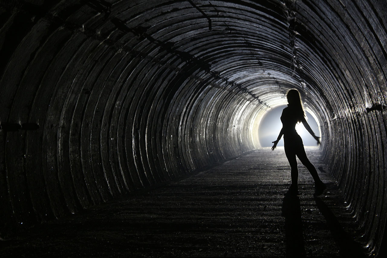 Odvážná školačka nás zve na horkovodní průzkum tunelu. Totiž raději průzkum horkovodního tunelu od Svratky až na druhou stranu Komínského vrchu.