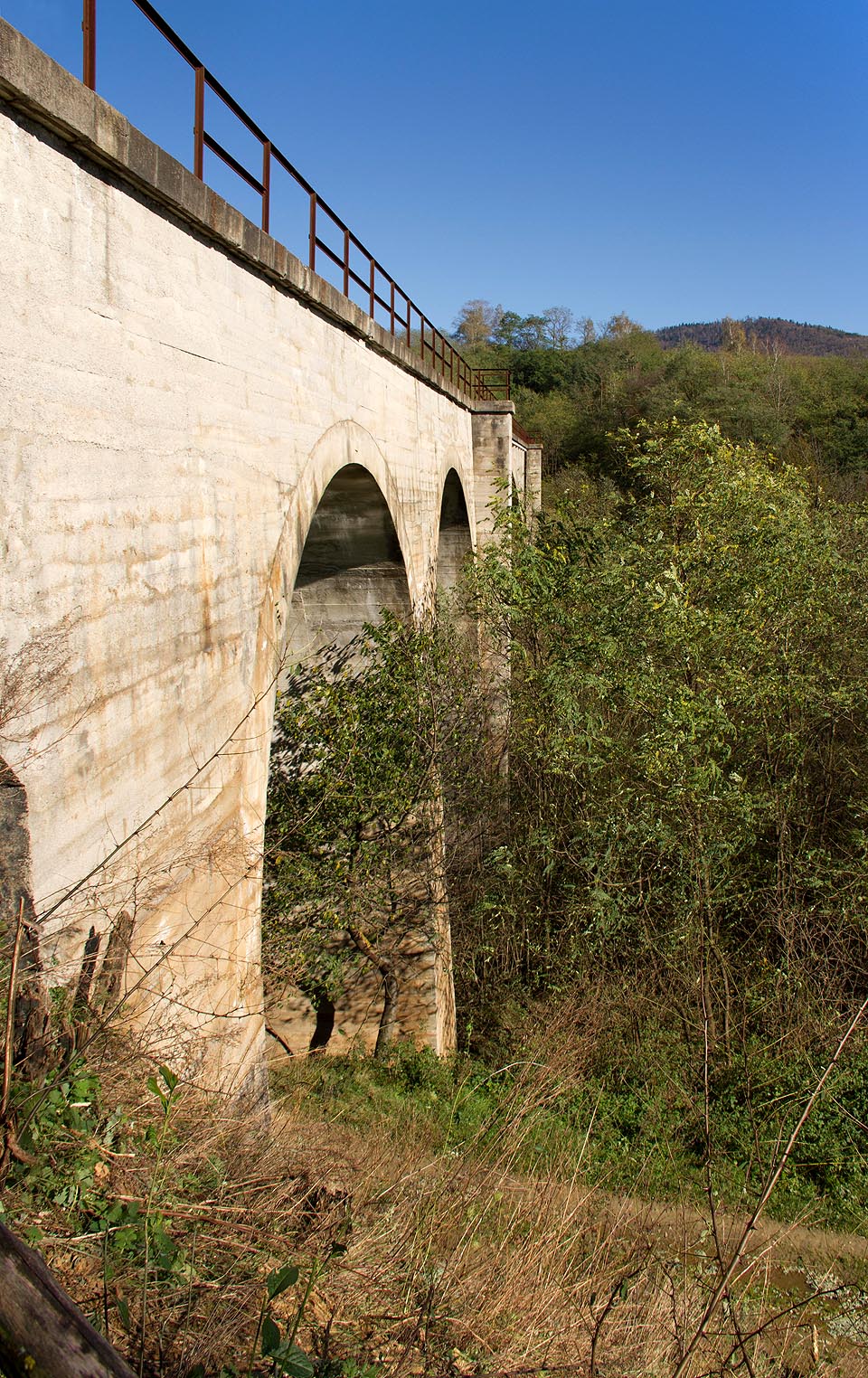 Koprášský viadukt nad obcemi Kopráš, Magnezitovce a Mníšany.