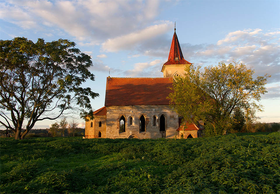 V jižní stěně kostela zel původní románský vchod, zrušený v období barokní přestavby.