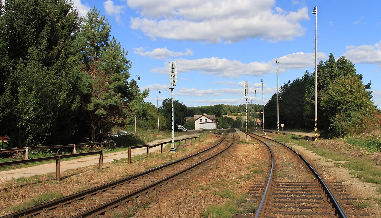Pohled na obě dopravní koleje stanice Kralice nad Oslavou od jihozápadu (od přejezdu).