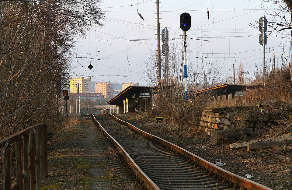 Spojovací kolej č. 905 současné stanice Brno-Královo Pole vede přibližně v trase původní dráhy (resp. strmě klesá z výše umístěné moderní stanice k úrovni bývalé trati), po které jezdily osobní vlaky do roku 1962.