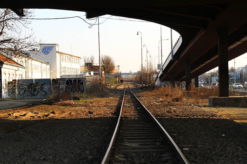Pohled obrácený k jihu na severní zhlaví starého královopolského nádraží a nájezdovou rampu, která začíná v místě původní výpravní budovy, jež kvůli ní zmizela v propadlišti dějin.