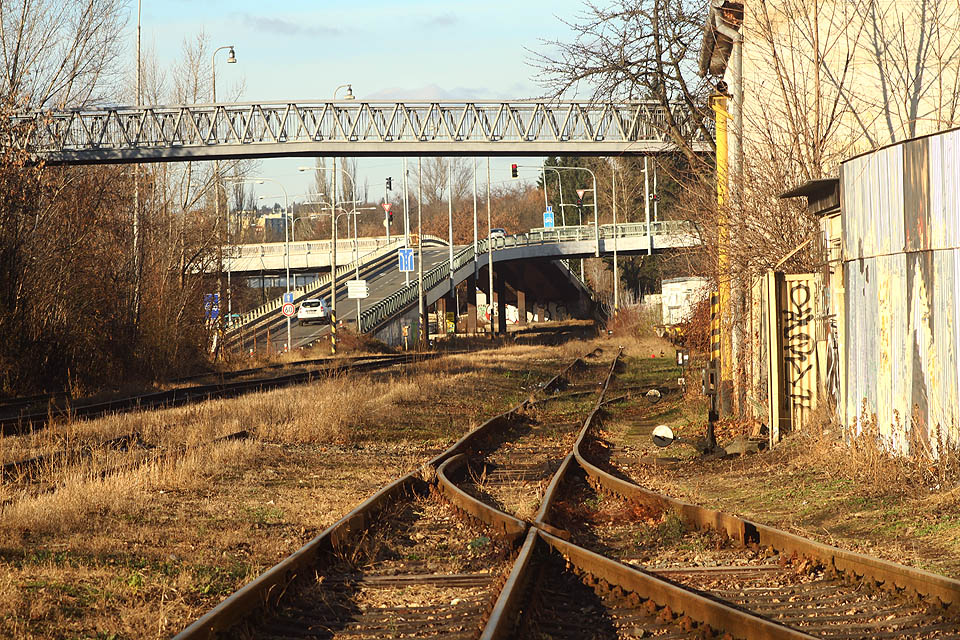 Pohled zpět k severu s ohniskem 314 mm, západní dvě koleje (vlevo) náleží ke stanici Brno-Královo Pole (obvod staré nádraží), východní dvě (vpravo) k vlečce do strojírny.