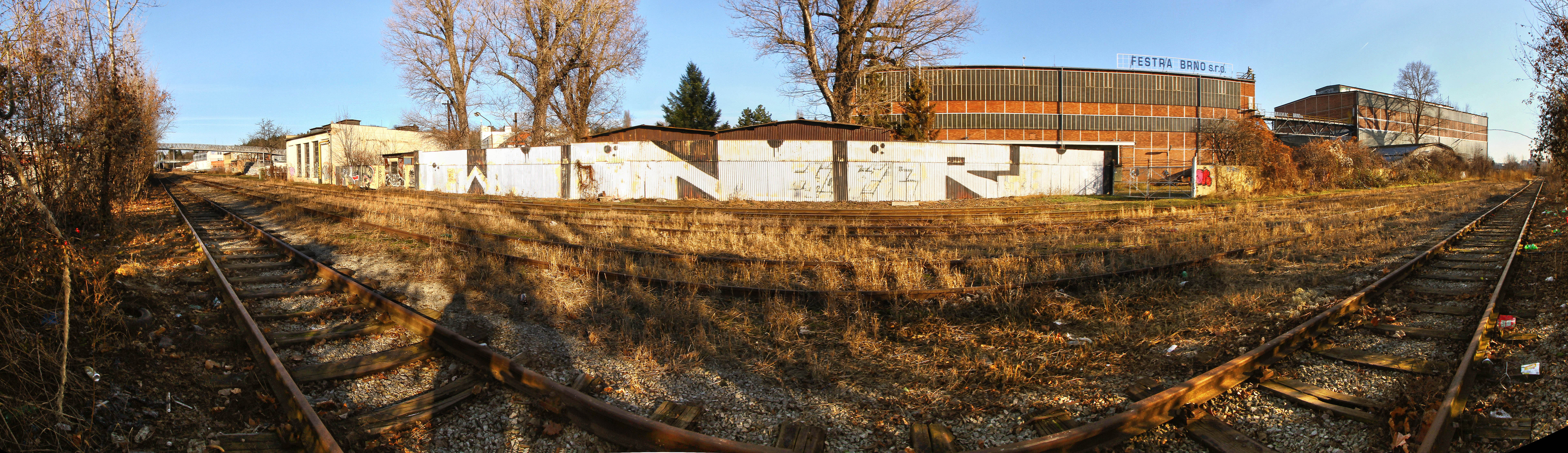 Celkové panorama bývalé stanice Královo Pole (později Brno-Královo Pole), dnes obvodu stré nádraží zhruba z místa, kde kdysi stávala staniční budova (fotograf se nachází cca 100 m jižné od zbourané nádražní budovy).