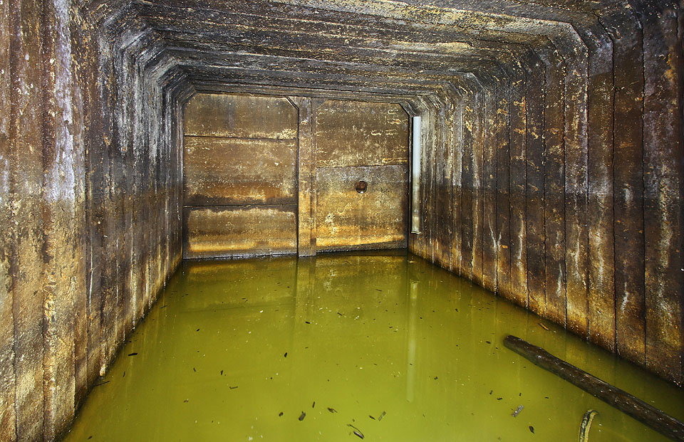 V zadní místnosti dosahuje hloubka zelenkavé tekutiny už přes jeden metr, což činí z podzemního krytu ideální prostor pro trénování eskymáckých obratů, když nechcete, aby na vás pršelo.