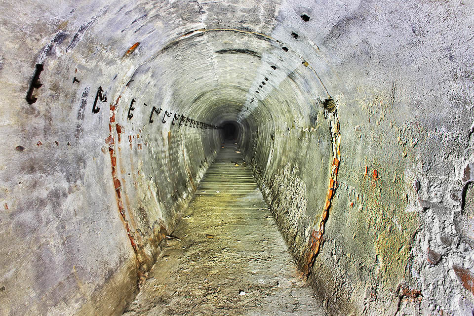 Přístup do krytu pod haldou ve Zbýšově je zajištěn kanalizační stokou, ve které je dno překryto betonovými panely, jež umožňují projít suchou nohou.