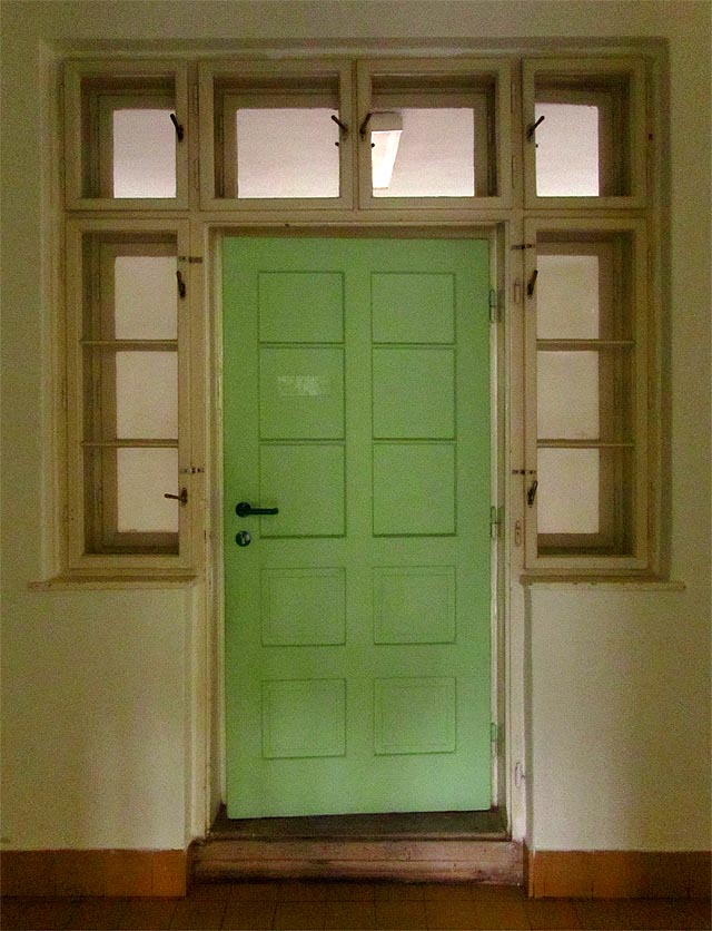 Okna okolo dveří do pokojů sloužila k prosvětlení centrální chodby při zachování příjemné míry soukromí pacientů.