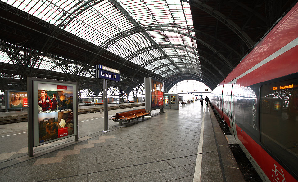 Regionální expres do Drážďan čeká v lednu 2017 na nástupišti č. 21.