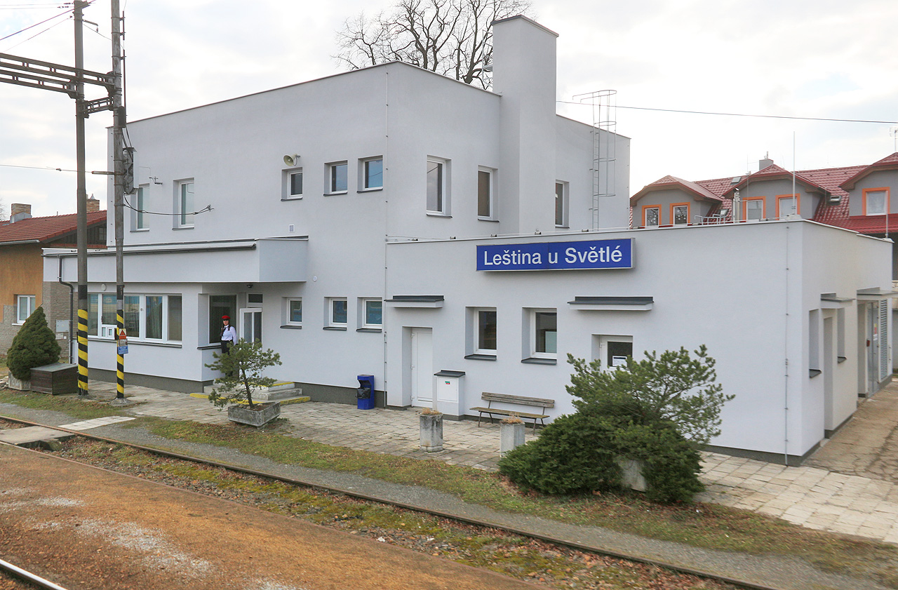 Moderní výpravní budova v železniční stanici Leština u Světlé.