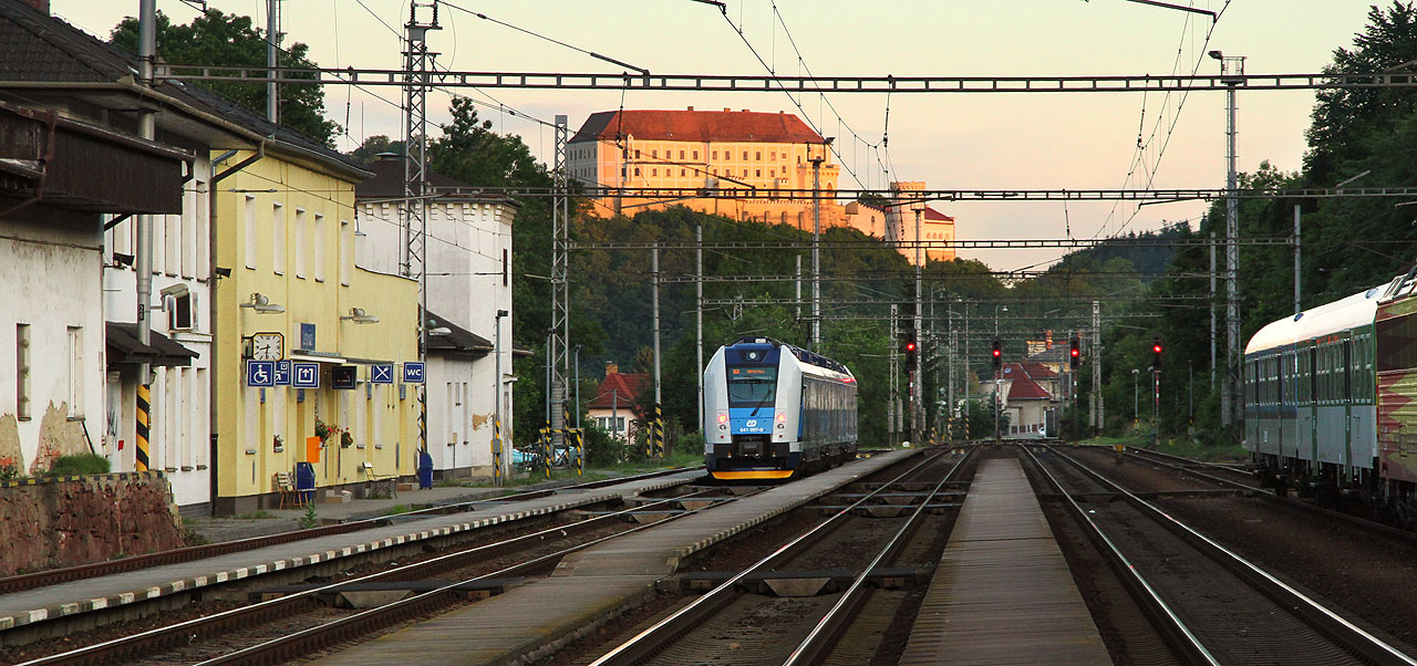 Soumrak nad železniční stanicí Letovice v pozadí se zámkem někdejšího rodu Kálnokyů.