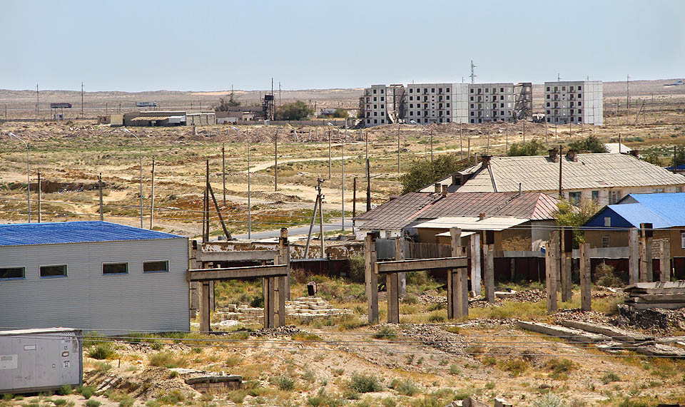 Rozestavěná sídliště pro nové obyvatele Aralsku se stala městy duchů. Ale kdo ví, třeba jednoho dne paneláky zase někdo opraví.