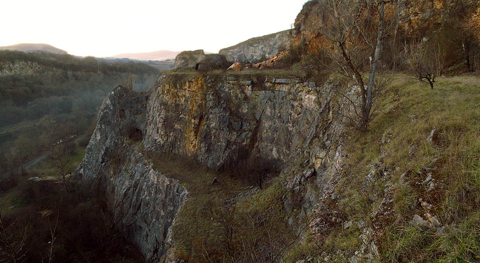Celkový pohled na jižní část lomu Alkazar ze strany od obce Srbsko.
