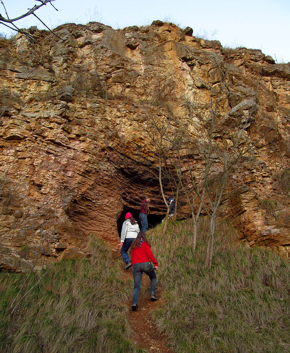 Vstup do největší jeskyně nazvané V lomu Alkazar. Celkem je v lomu 10 jeskyní.