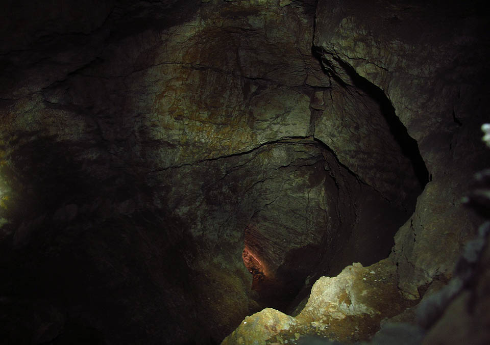 Některými jeskyněmi lze prolézt k výše položeným oknům ve vápencové stěně lomu.