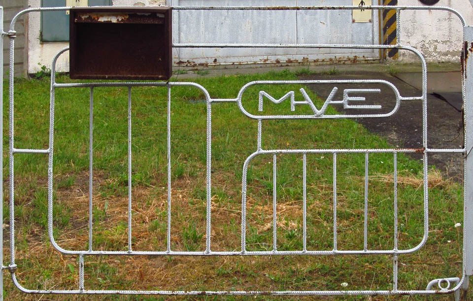 Užité umění neboli plot z roxorů s futuristickým nádechem.