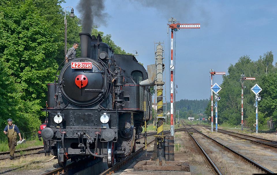 Lokomotiva 423.0145 při dozbrojování u vodního jeřábu ve stanici Martinice v Krkonoších. Foto Zdeněk Horák.