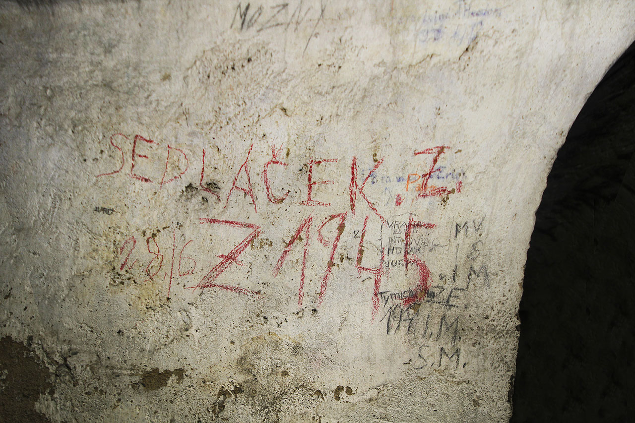 Žije ještě pan Z. Sedláček, který se na stěnu improvizovasného protileteckého krytu podepsal po odeznění zatím poslední války v okolí Olomouce dne 28. června roku 1945?
