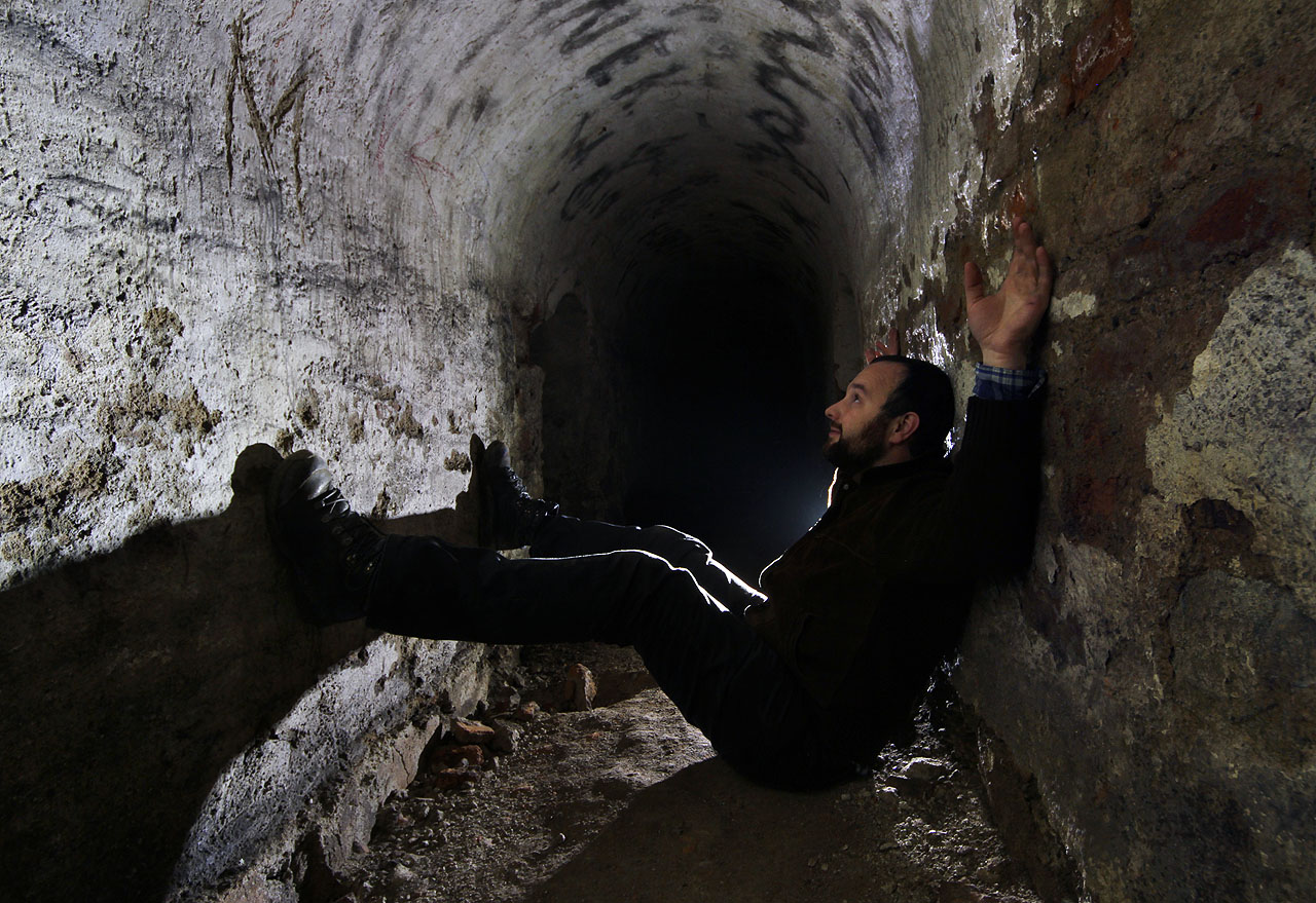 Povinnosti vyfotit se v podzemí pod Olomoucí neunikl nakonec ani sám autor článku. Odvážným školačkám se to podařilo na místě s hezkým výhledem na stropní malby plamenem svíčky.