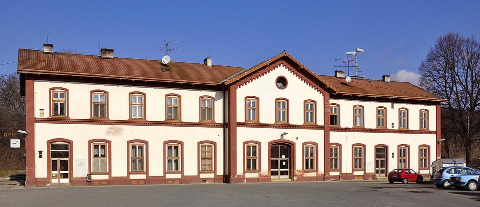Výpravbní budova železniční stanice Moravské Bránice od obce. Foto: Jan Rybníček.