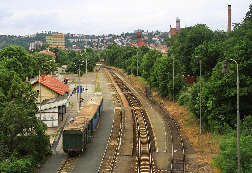 Pohled z Mostu inteligence na železniční stanici Praha-Braník.