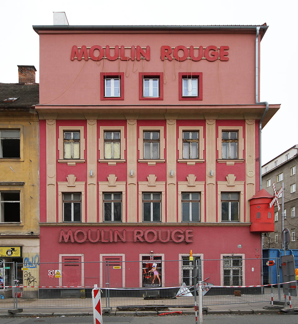 Dům na Kounicově 27, původně Giskra Strasse 37 patřil k honosnějším z obou staveb, jejichž spojením vznikl erotický klub.