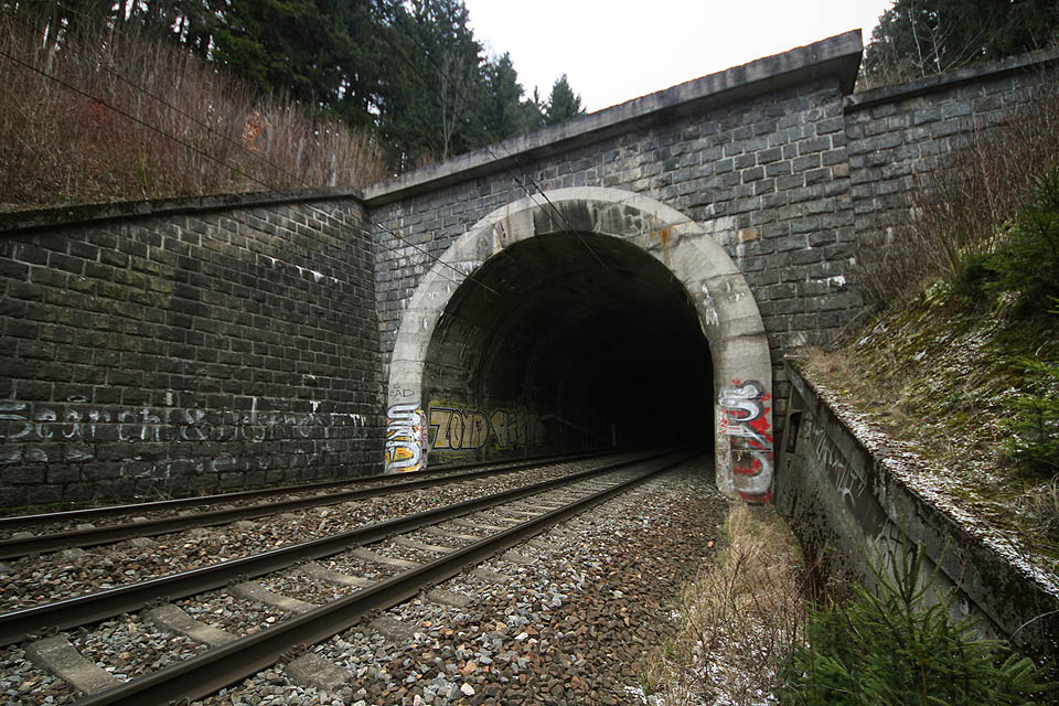 Jižní portál Muzlovského tunelu je vyzděn ze strohých kamenných kvádrů.