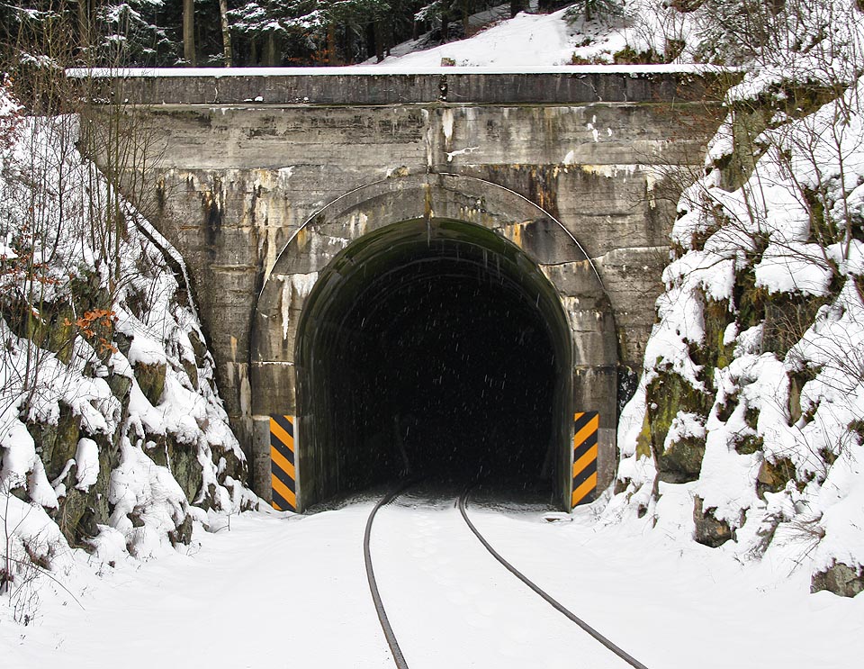 V zimě se v relativně úzkém Nejdeckém tunelu tvoří ledová výzdoba, která často zasahuje do průjezdného profilu.