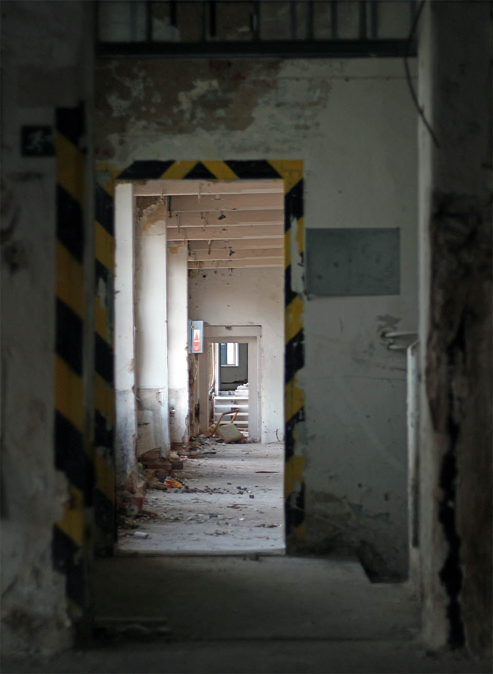 Budova továrny tvoří jednu úzkou a dlouhou „nudli“, kterou lze takřka celou prohlédnout z ulice až do nejzazšího koutu dvora, kde už se areál nesměle stýká v křoviscích se zadními trakty pavlačových dělnických domů na Francouzské ulici.