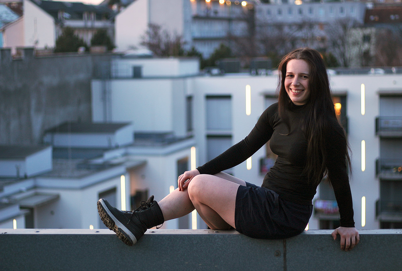 Ale to už na nás na střešní terase domu Bratislavská 47 čeká známá Odvážná školačka, aby nás provedla spletitými zákoutími továrny i s ní propojeného bytového domu.