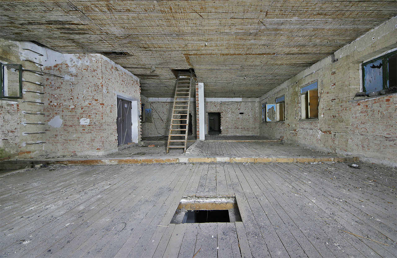 Podlahy a stropy tkalcovny jsou neseny masivními dřevěnými trámy, jak bylo u továrních hal na sklonku 19. století bežné.