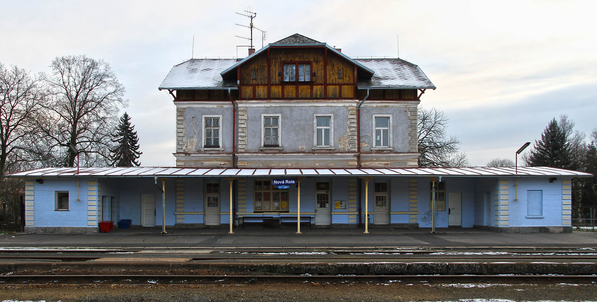Výpravní budova stanice Nová Role o Vánocích roku 2014.