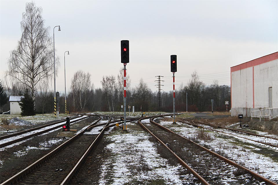 Jižní zhlaví stanice Nová Role: odjezdová návěstidla pro cestu do Staré Role (vlevo) a Božičan (vpravo).