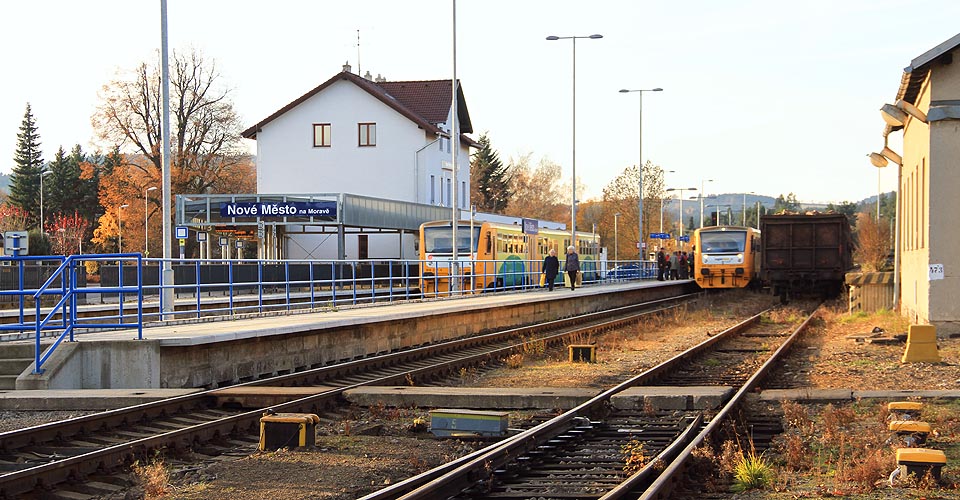 Míjení dvojice osobních vlaků vedených motorovými jednotkami řady 814 na podzim roku 2015.