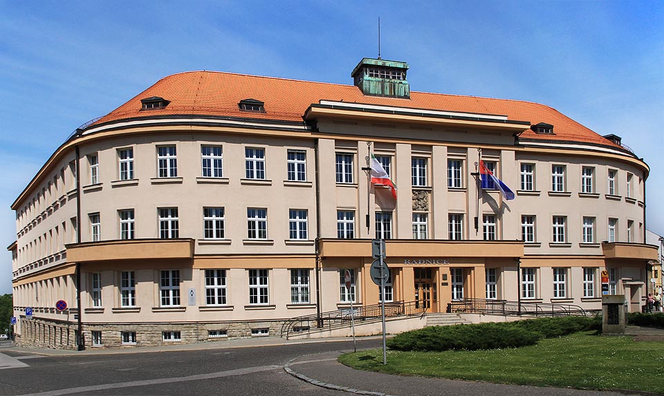 V budově dnešní radnice započala v 50. letech 20. století výroba prvních náramkových hodinek v Československu, což připomíná deska na jejím levém nároží.