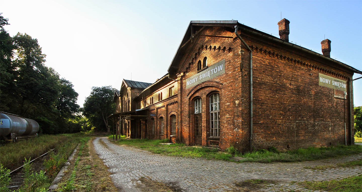 Staniční budova je v Nowem Świętówu obklopena kolejištěm z obou stran. Kusé koleje na jižní straně dnes slouží pouze k odstavování prázdných vozů, původně ovšem šlo o oddělené kolejiště tratí do Głuchołaz a do Slawniowic.