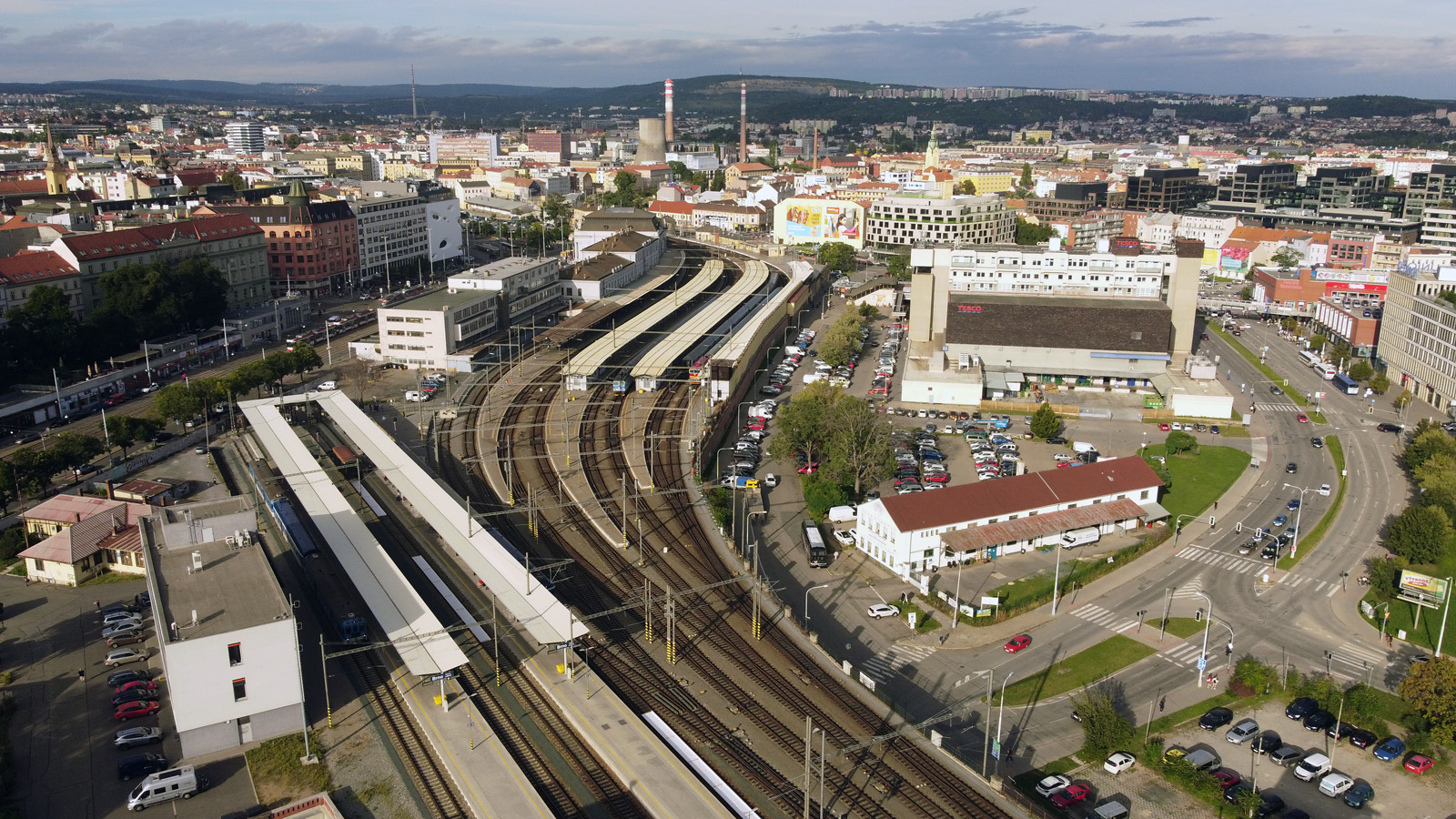 Letecký pohled na prostor hlavního nádraží včetně nádražní pošty (vlevo) a obchodního domu Tesco na sklonku léta 2023 kdy společnost Crestyl poprvé zveřejnila záměr budovu zdemolovat.