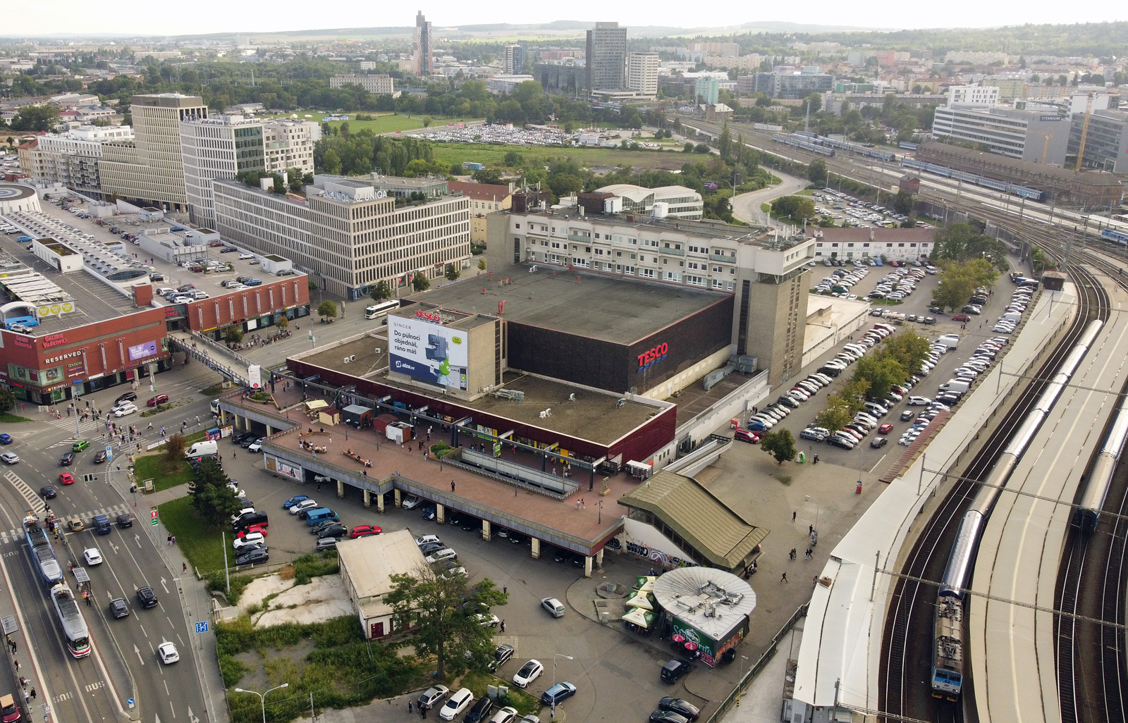 Z opačné strany, od severu, nastavoval Prior lidštější tvář. Rozlehlá terasa, v 90. létech umenšená přístavbou prodejního prostoru, mohla skýtat prostor k životu nad úrovní rušného provozu aut v okolí. naneštěstí byly lavičky a další vybavení postupně demontovány kvůli neschopnosti provozovatele i města zajistit v prostoru terasy pořádek a klid.

Zvláštní historickou poznámku si zaslouží otvor v ploše terasy, kterým měly dle původního projektu procházet schody (trasa by totiž pokračovala do prostoru uvolněného po zrušení hlavního nádraží) z úrovně terénu na terasu. Po odložení demolice nádraží byly namísto schodiště vybudovány eskalátory kryté vlastní střechou (na snímku vpravo od středu).