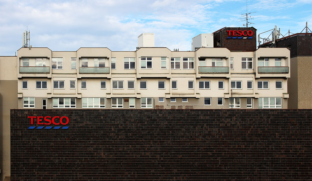 Užší kvádr vyčnívá 4. až 6. patrem nad plochu prodejních prostor nižšího kvádru. Obvykle bývá nazýván korunou a budí dojem obřích stavebnicových kostek.
