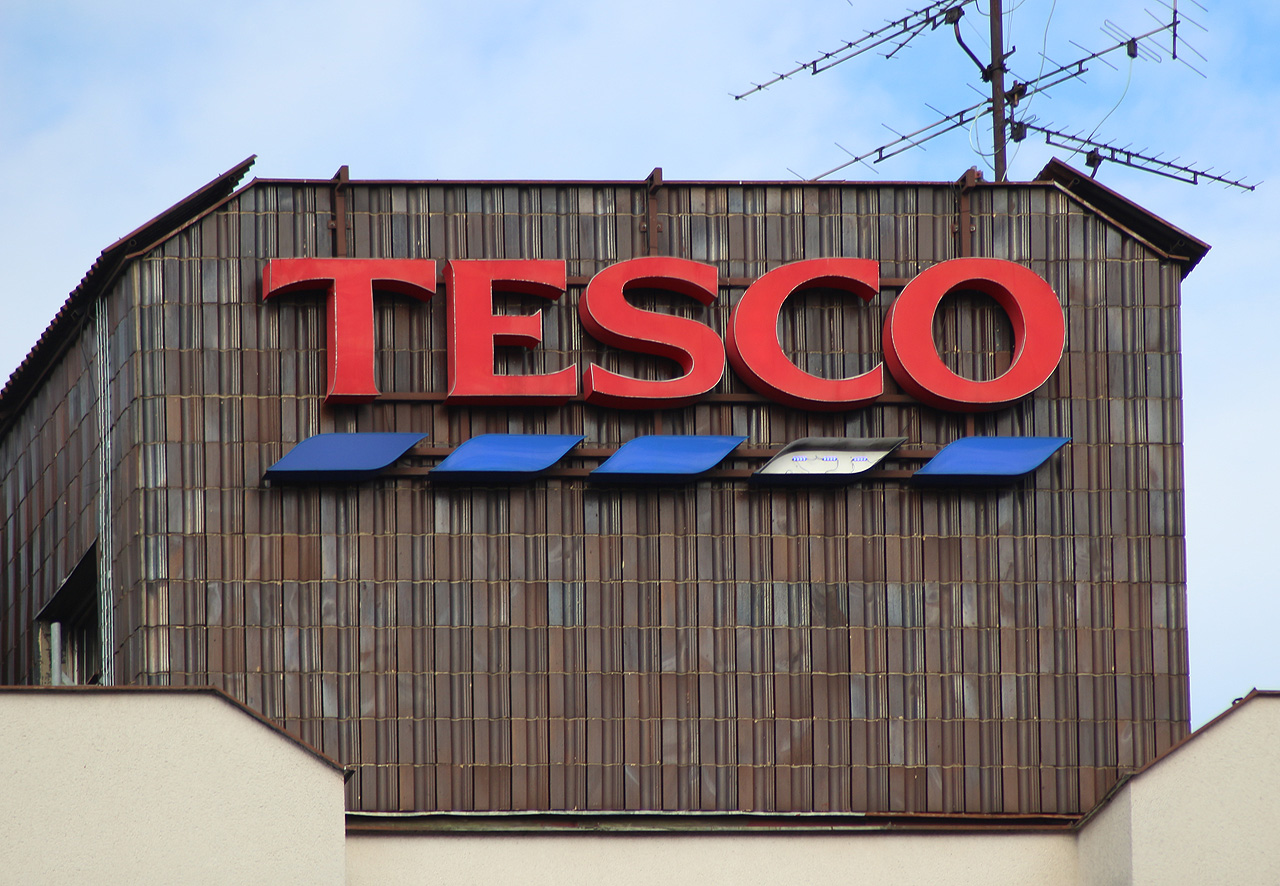 Od československého Prioru dospěl během svého krátkého života přes americký K-Mart obchodní dům až k britskému Tescu.