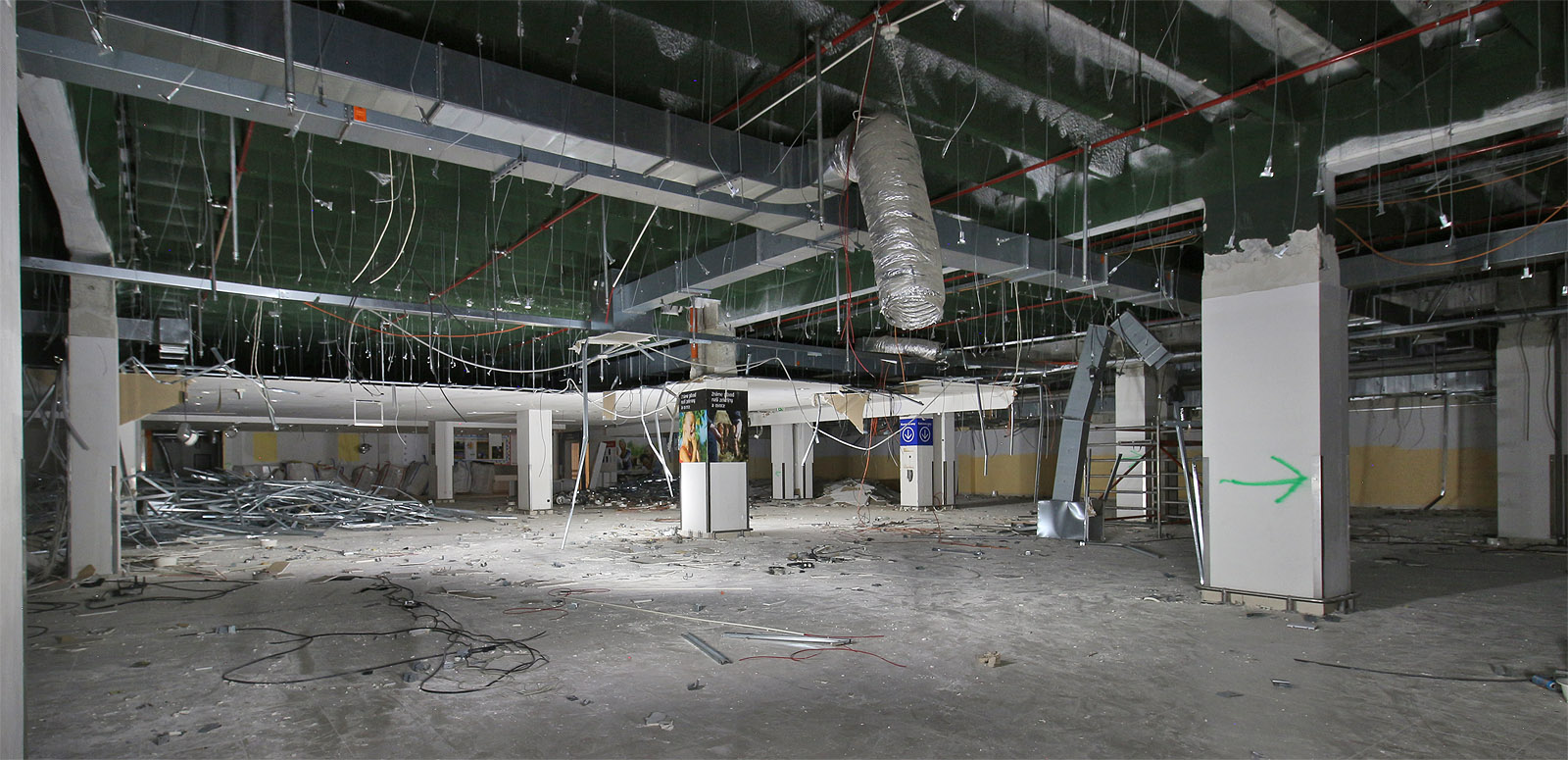 Nákupní plocha v hlavní budově byla od počátku zamýšlena jako jeden velký prostor bez rozdělení, nicméně s možností dodatečné instalace flexibilních příček (též jako protipožárních bariér). Nákupy se však původně odehrávaly u samostatných pokladen dílčích prodejen rozmístěných v prostoru, teporve později byly zřízeny jednotné poklady u vchodu/východu z patra.