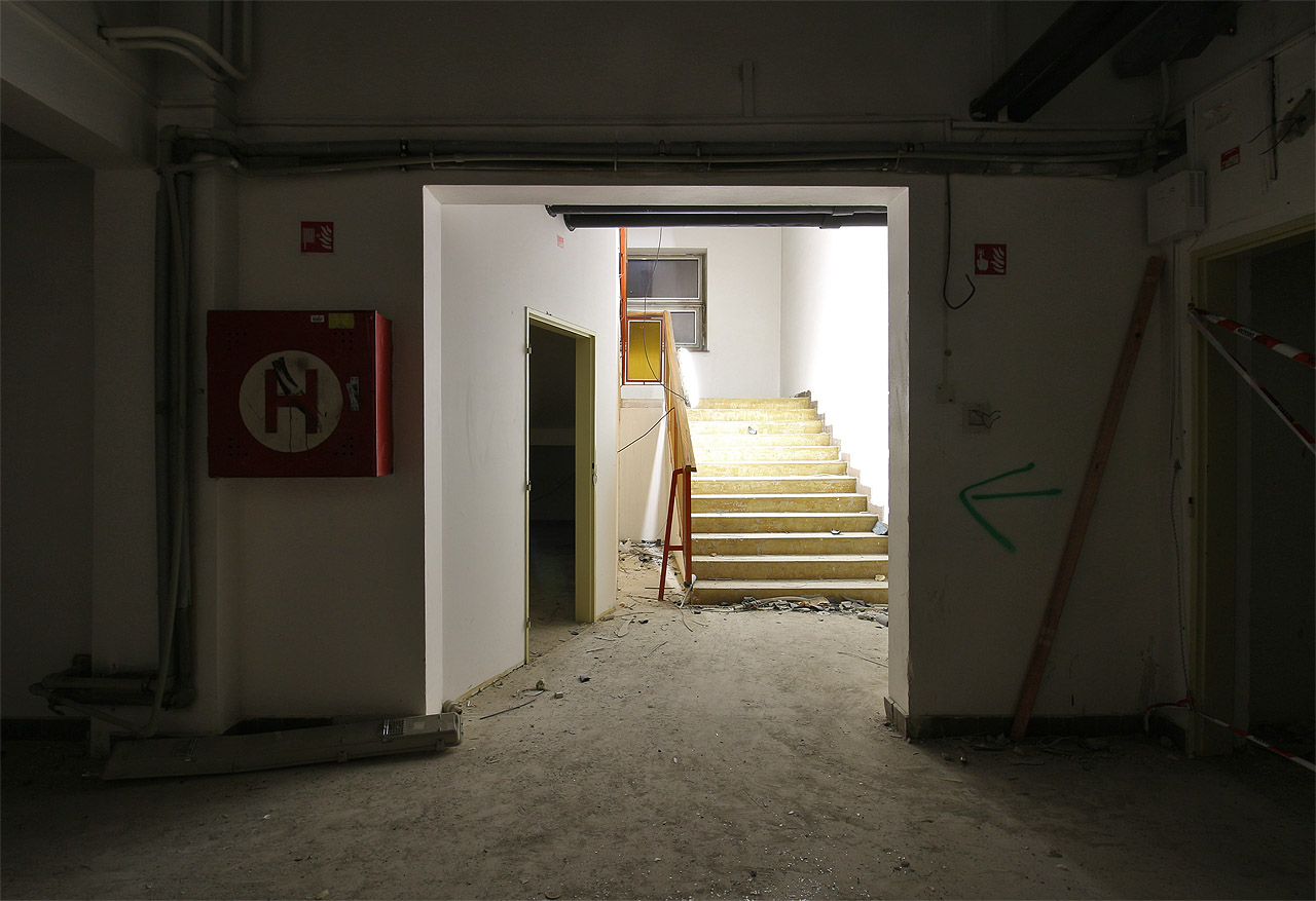 Ačkoliv se Prior v 80. létech 20. století představil jako architektonicky progresivní stavba, svým pojetím vybočující z poměrně typizované zástavby, v neveřejné části překvapil návštěvníky použitím jednoduchých, účelných a levných prvků, známých z paneláků nebo jiné sériové výstavby.