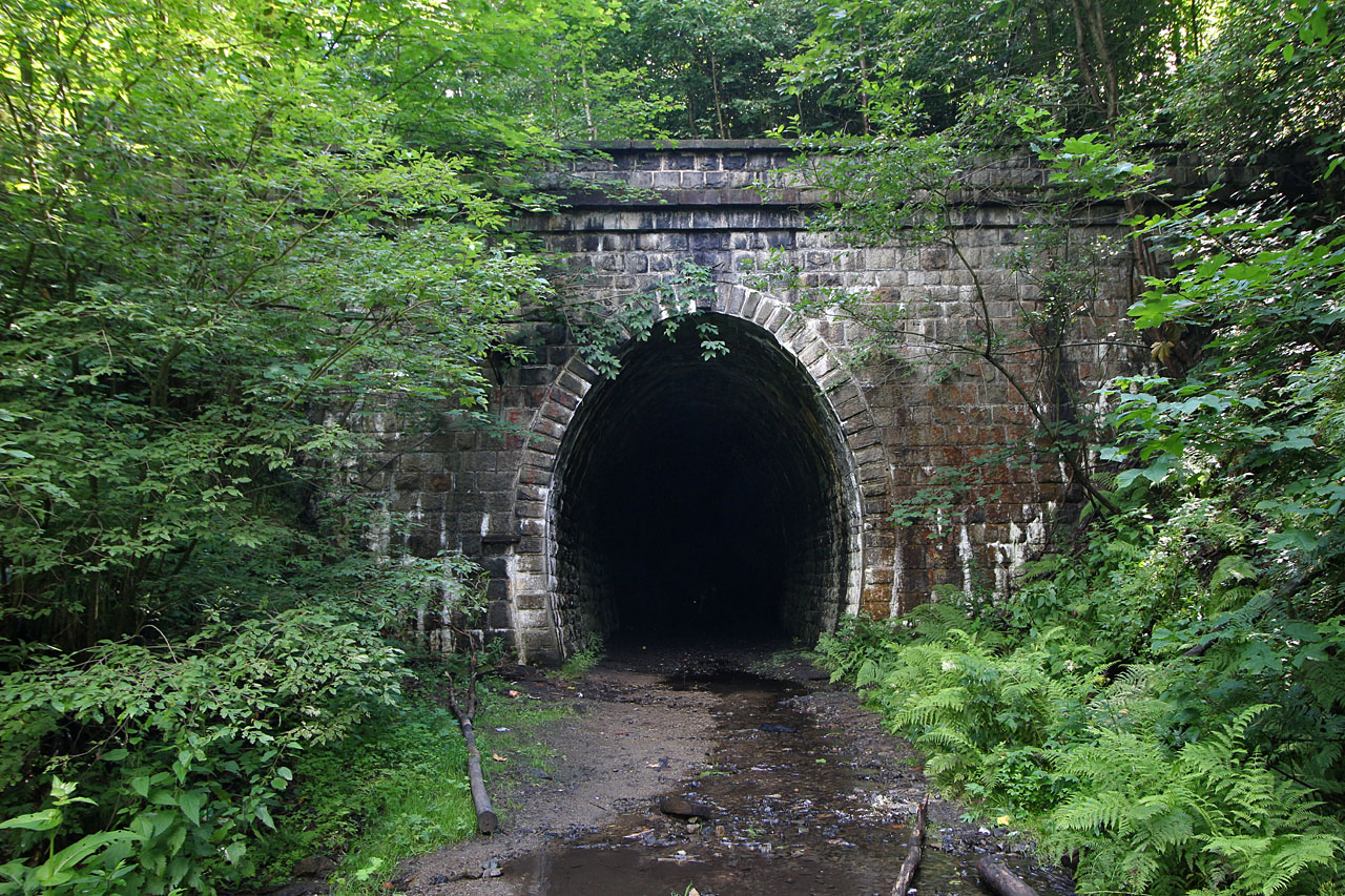 Západní, Kowarský portál Ogorzeleckého tunelu je už drahně let bez kolejí. Na povrch tu z tunelu vytéká poměrně mohutný potok.
